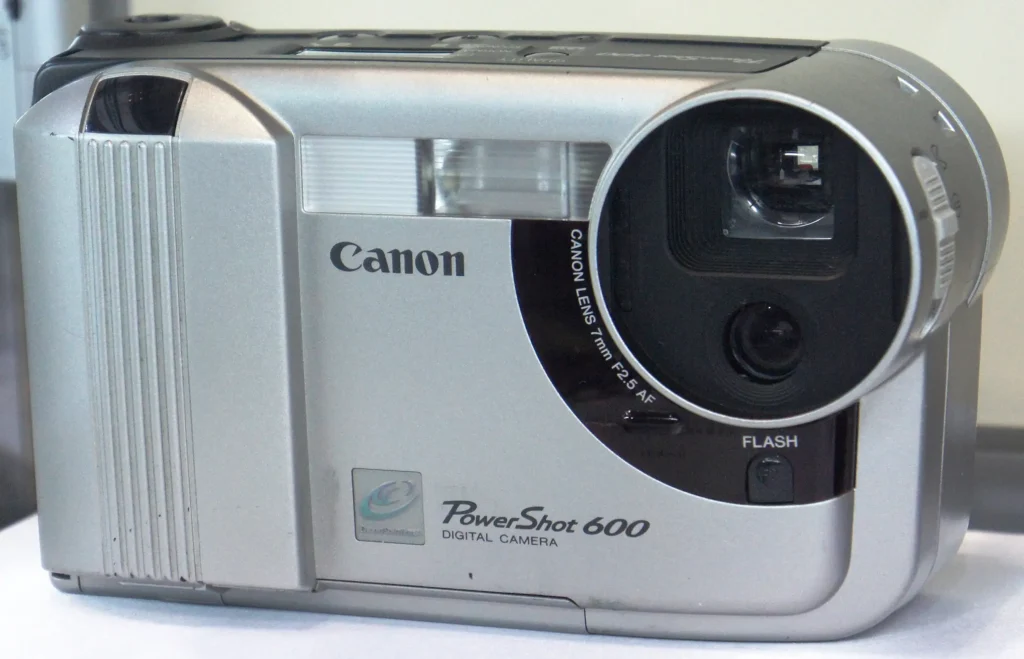 The First Digital Cameras of the 90s: Pixelated Pioneers That Killed Film 3 Photo of 1996 Canon PowerShot 600